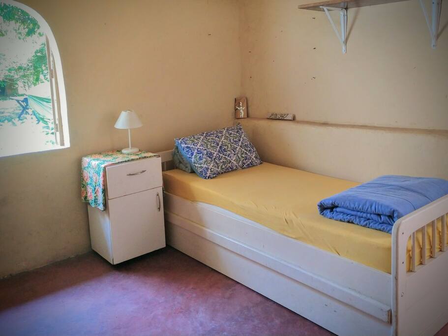 quarto de hóspedes com bicama (é possível adicionar mais dois colchões de solteiro no quarto)