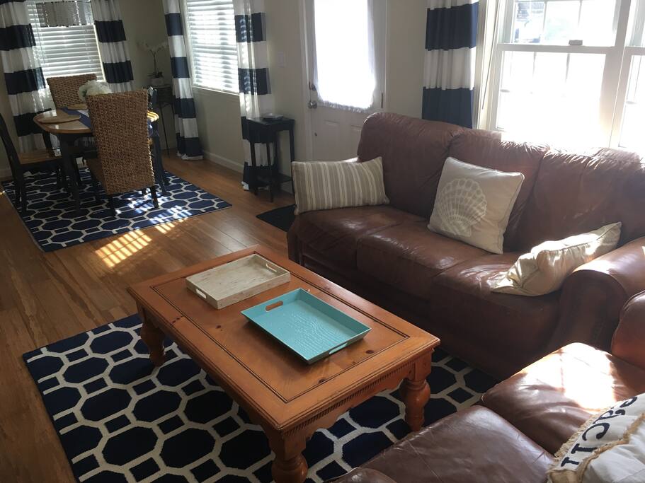 Family room w/ CATV, full size dining table.