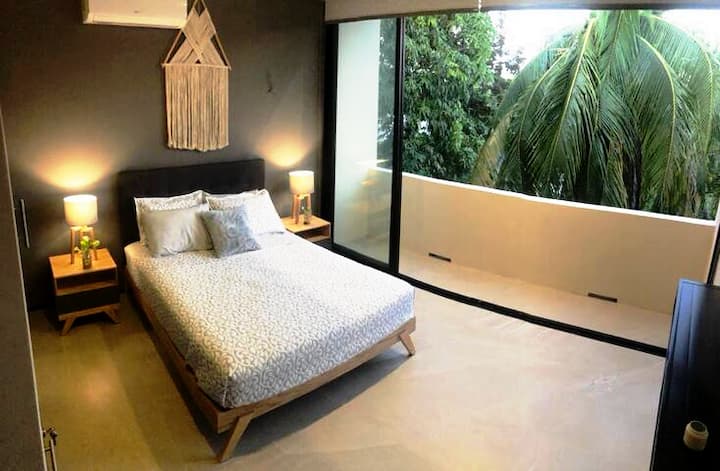 Moderna y amplia habitación con A/C
Ventilador de techo, Smart TV y balcón con maravillosa vista.