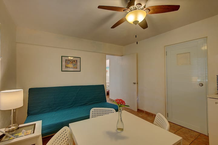 .......和一个折叠式日式床垫，可供另外两位房客使用。