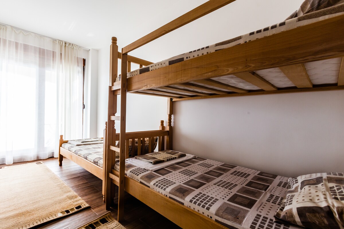 למי שמעדיף לישון בנפרד, יש לנו חדר עם מיטת יחיד ומיטת קומתיים בקומה הראשונה. 