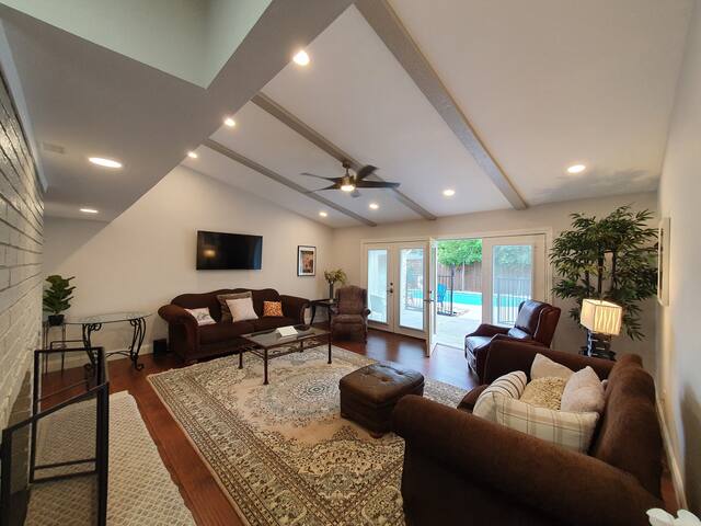 Your Spacious Private Getaway with Pool and BBQ gallery image 2