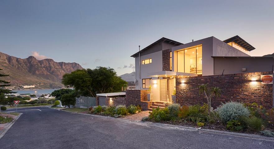 Villa Rhulani | Luxurious 10 Sleeper, Ocean Views gallery image 2