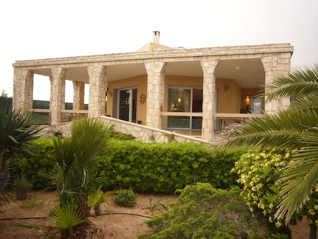 Luxury Villa ‘La Barca’ – 3 Bedrooms & 2 Bathrooms