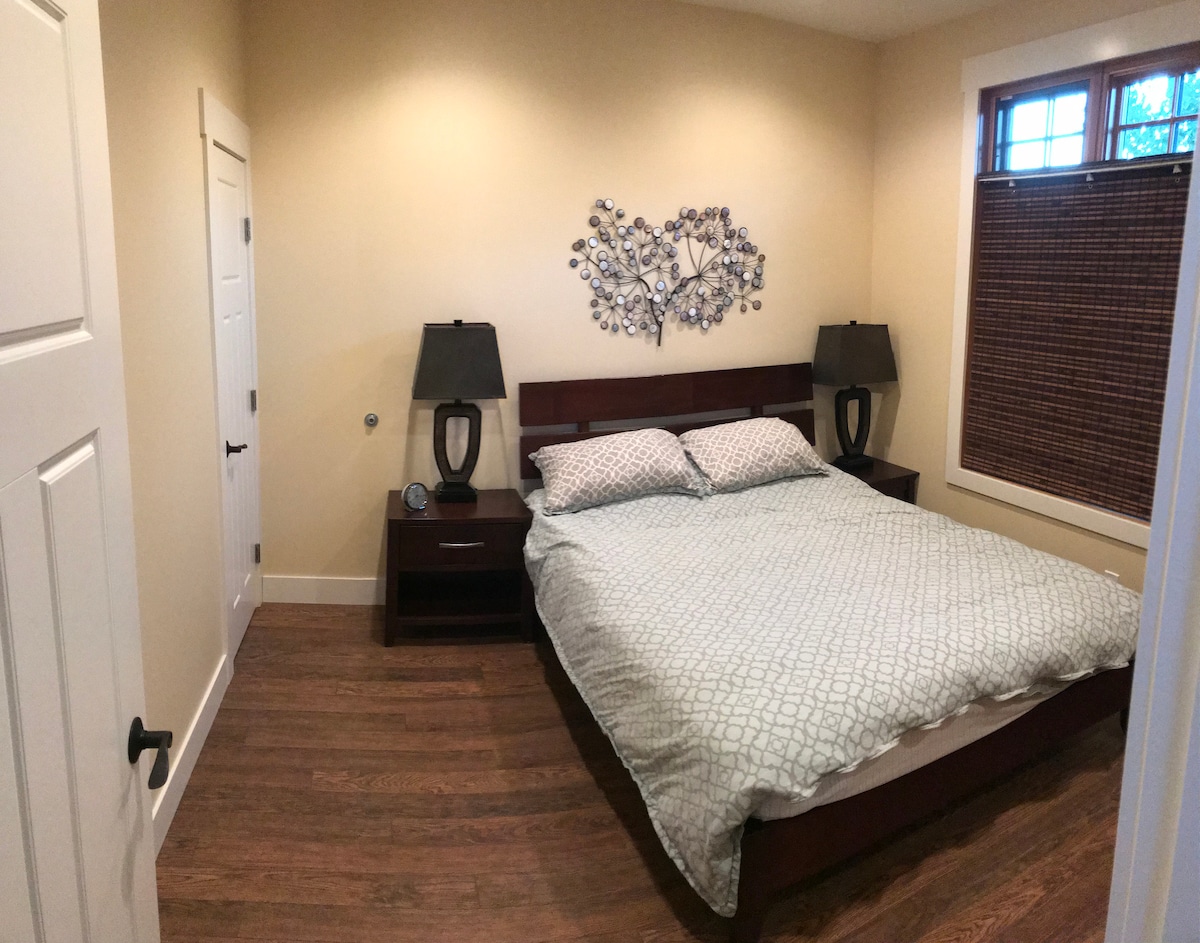 主卧室配备标准双人床头柜小衣柜和梳妆台 
