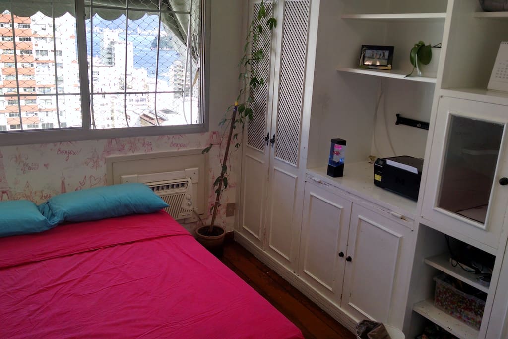 Cama de Casal, ar condicionado e ventilador de teto