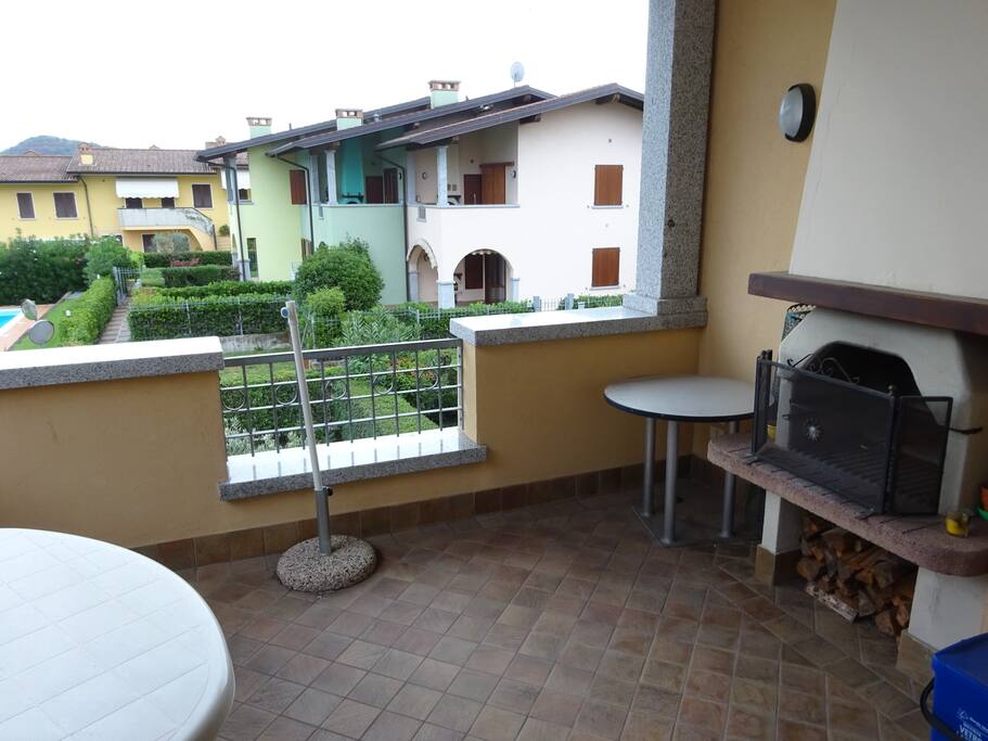 große Terrasse mit Kamin