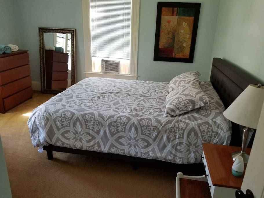 Master bedroom with Queen bed/AC