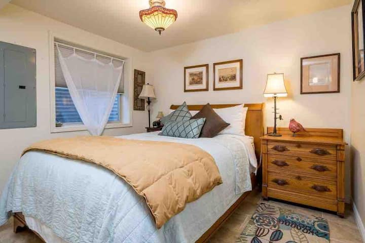 Manželská posteľ vpravo od celého schodiska