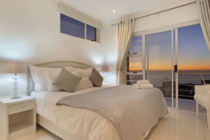 Devinia’s Gem- A sparkly ocean view Penthouse gallery image 3