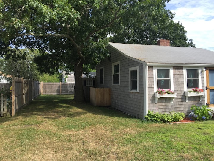 Charming Cottage near Beach and Ferry. Cottages for Rent in Yarmouth