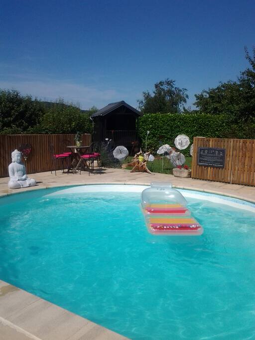 Piscine 10m x 5m avec transats et salon de jardin