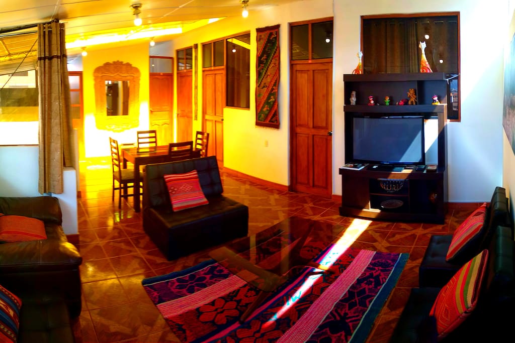 Vista de comedor y sala (View of dinning and living room)