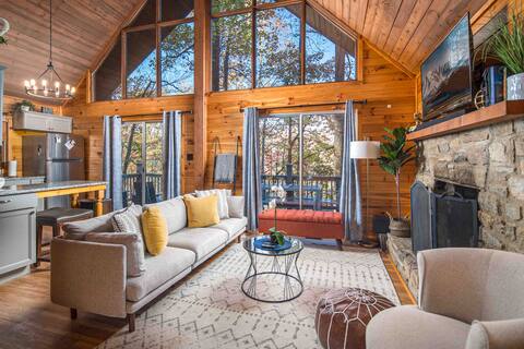 Hot Tub Escape - Fireplace, 2 Decks, Grill, Trails