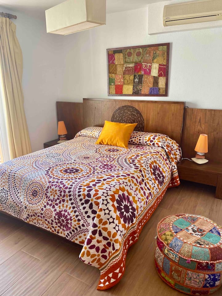 Dormitorio principal con cama de matrimonio de 150 cm. Y aire acondicionado/calefacción. 