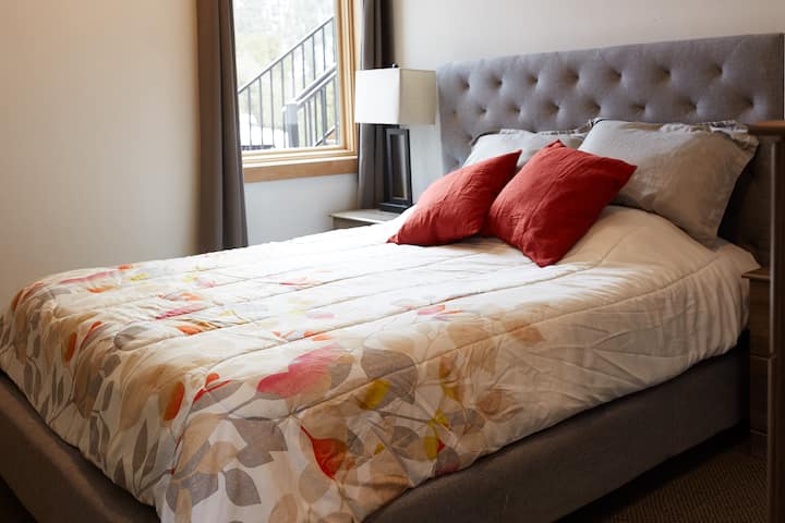 Krevat dopio "queen" - dhoma e miqve #1