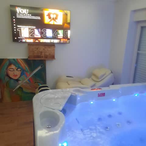 Loft 2 people L&B with hot tub and Netflix