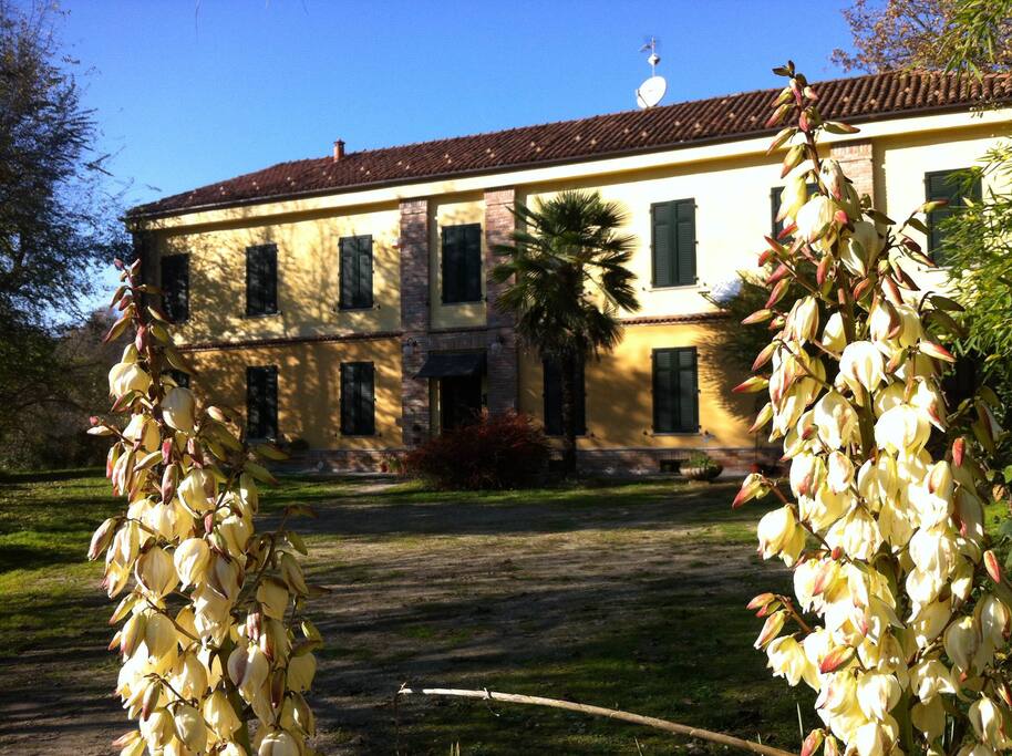 casale visto dal cancello