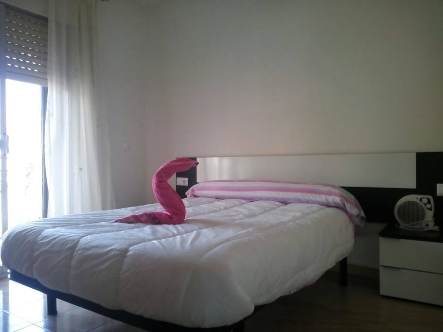 Dormitorio con balcón