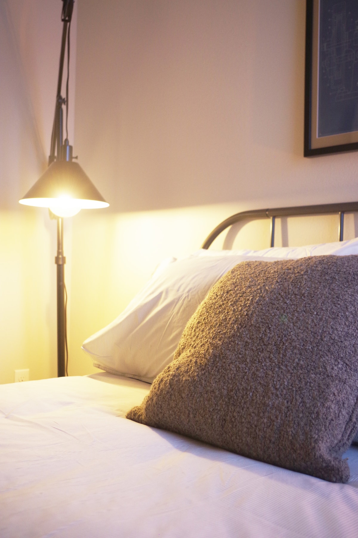 Оригинални инженерни рисунки от 30 - те години на миналия век украсяват тази индустриално - шикозна