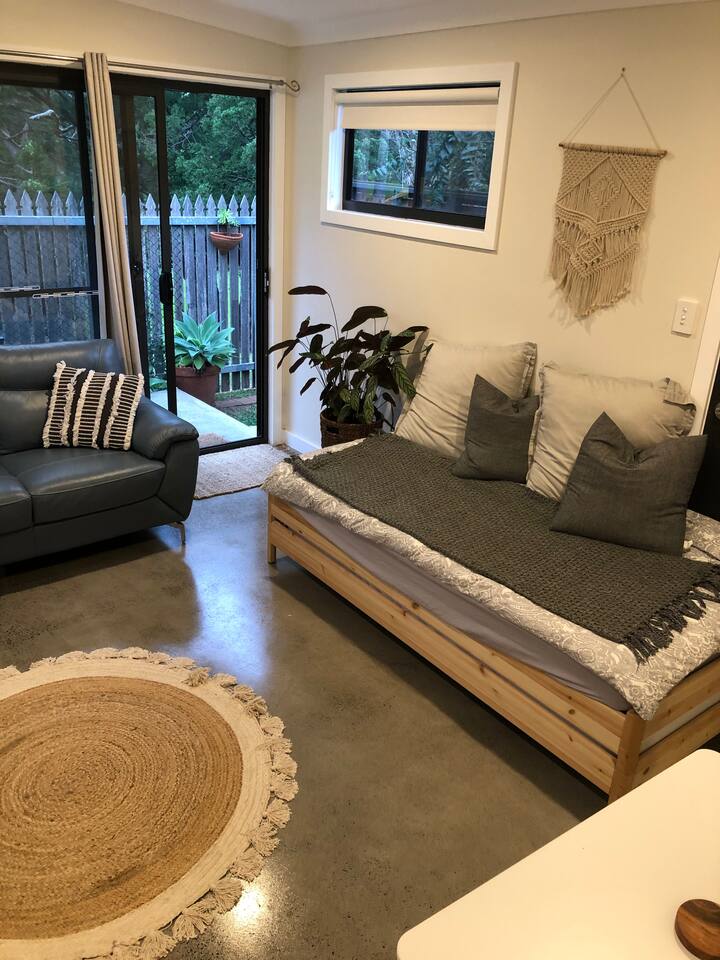 Wohnen (mit Tagesbett, das in ein Queensize-Bett umgewandelt werden kann)