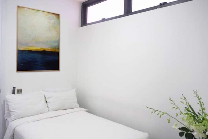 Quinto dormitorio, cama matrimonial pequeña con baño privado