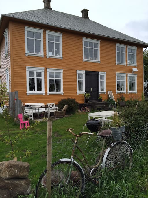 Fasaden på huset, sett forfra. Stor, dobbel inngangsdør