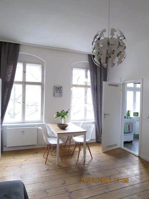 Esstisch/ Arbeitstisch am Fenster