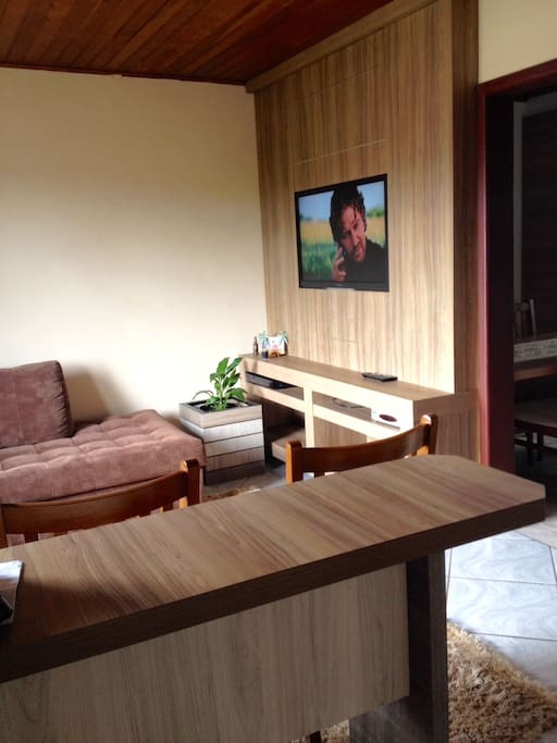 Sala com sofá confortável, tapete e TV