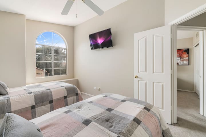 สมาร์ททีวี 4K ขนาด 43 "ในห้องนอน #3