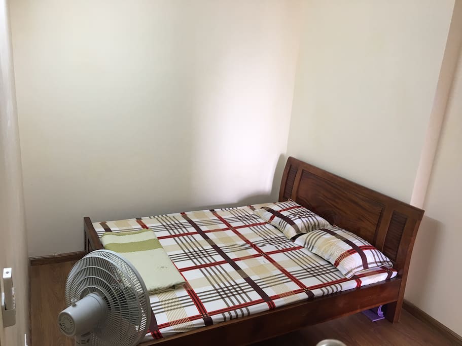 Bi-direction aircon,fan, wardrobe, queen bed