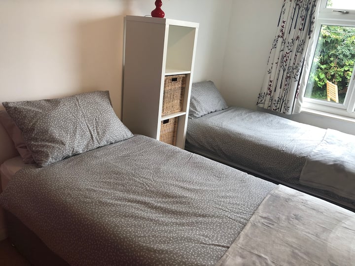 غرفة نوم مزدوجة إلى الجزء الخلفي من العقار، يمكن أن يكون السرير رائعًا عند الطلب. سيتم ترتيب الأسرّة على شكل أسرّة فردية ما لم يُطلب خلاف ذلك. 