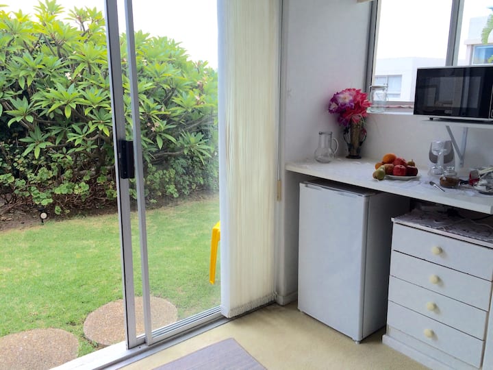 Малечка кујничка со бар, микробранова печка и чајник 