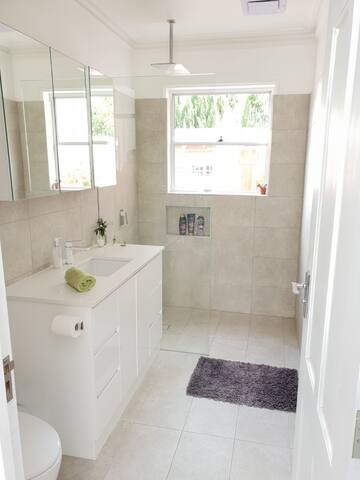 Beautiful renovated Victorian Cottage gallery image 5