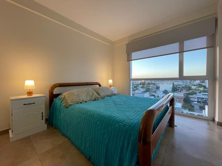 卧室1张双人床、更衣室和套内卫生间。