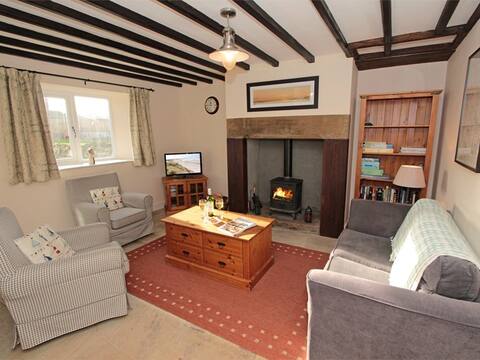 Dog Friendly Farm Cottage by the Beach