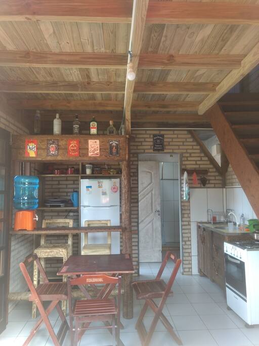 cozinha com balcão e bar.
