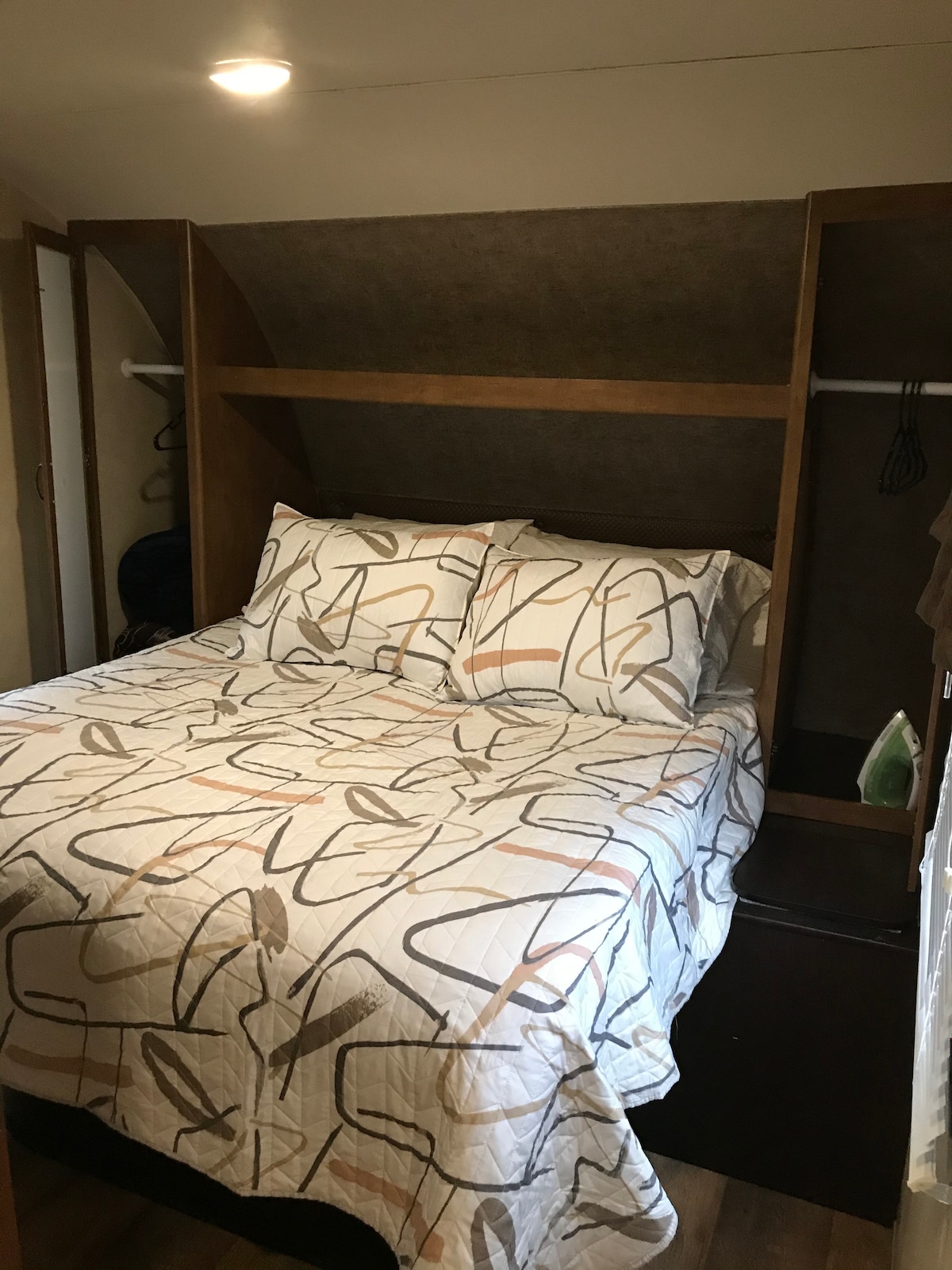 חדר שינה עם דלת פרטית