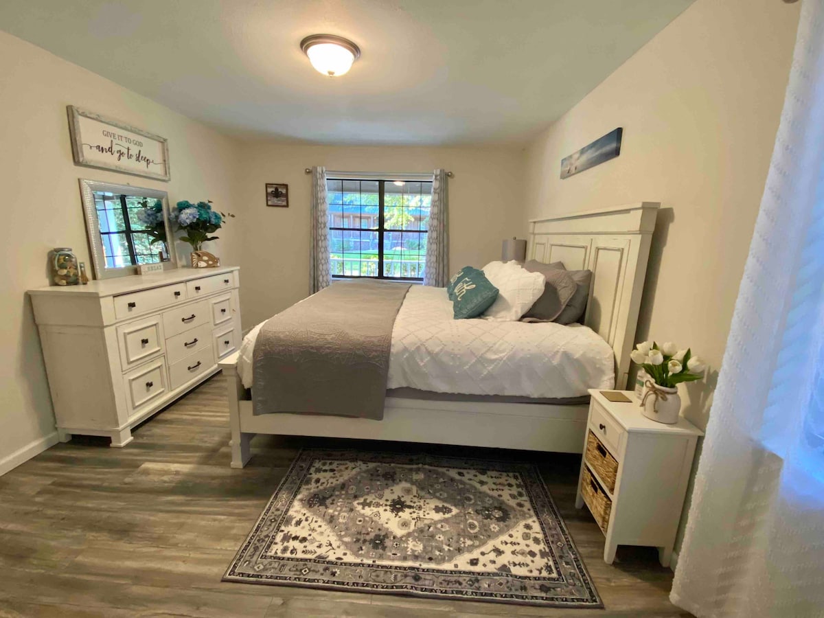 suite principal con cama tamaño king y baño privado.