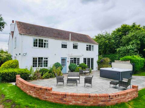 Holiday Home for 12 in Lincolnshire with Hot tub