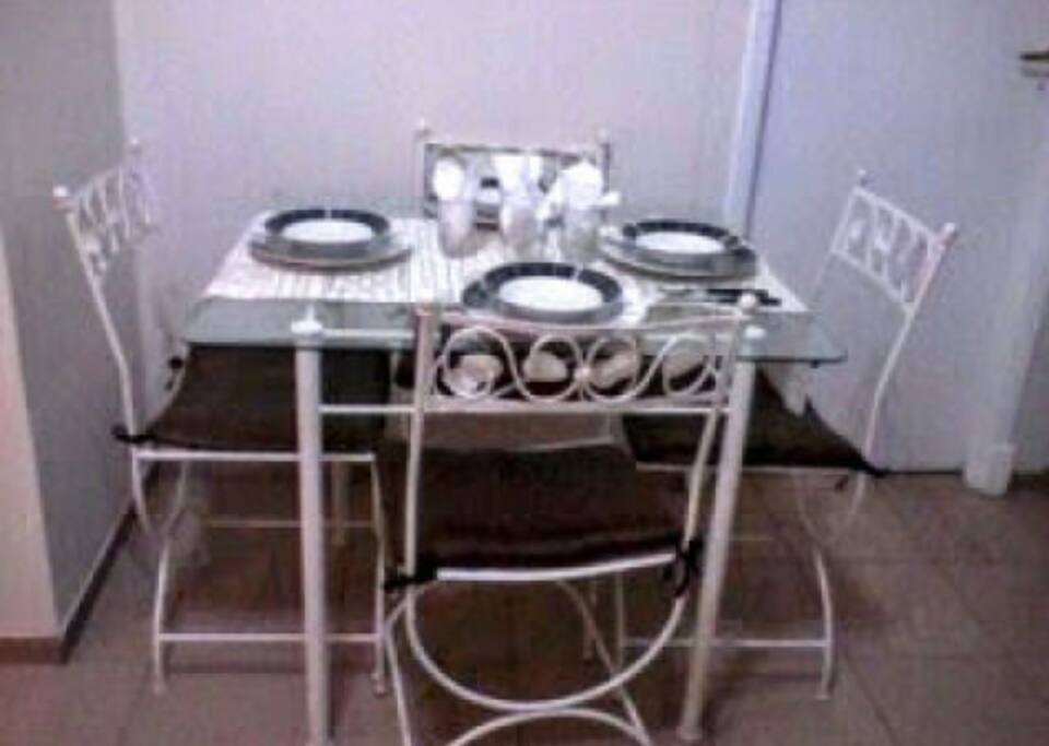 Mesa con capacidad para cuatro integrantes ( se incluye la vajilla completa para cuatro personas)