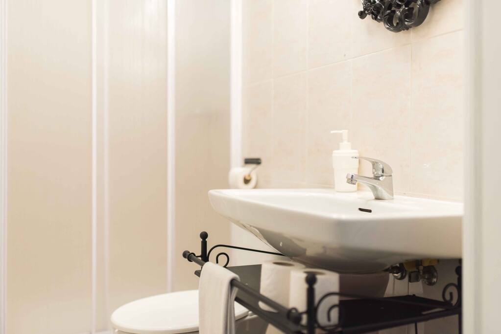 Baño ubicado en el salón