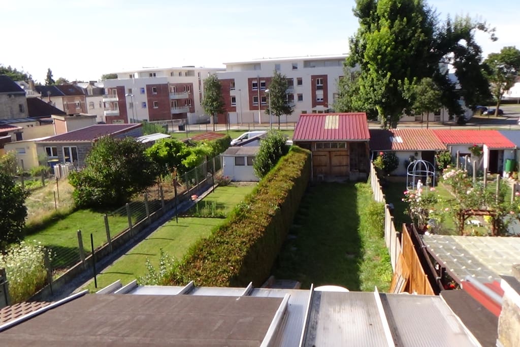 un jardin calme dans la ville