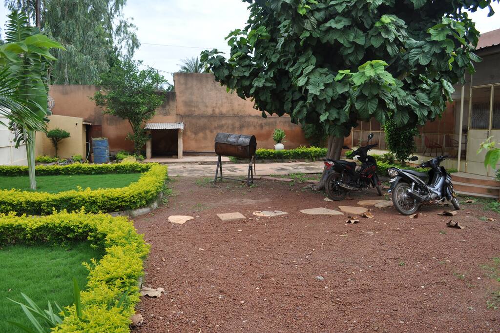 Jardin et barbecue