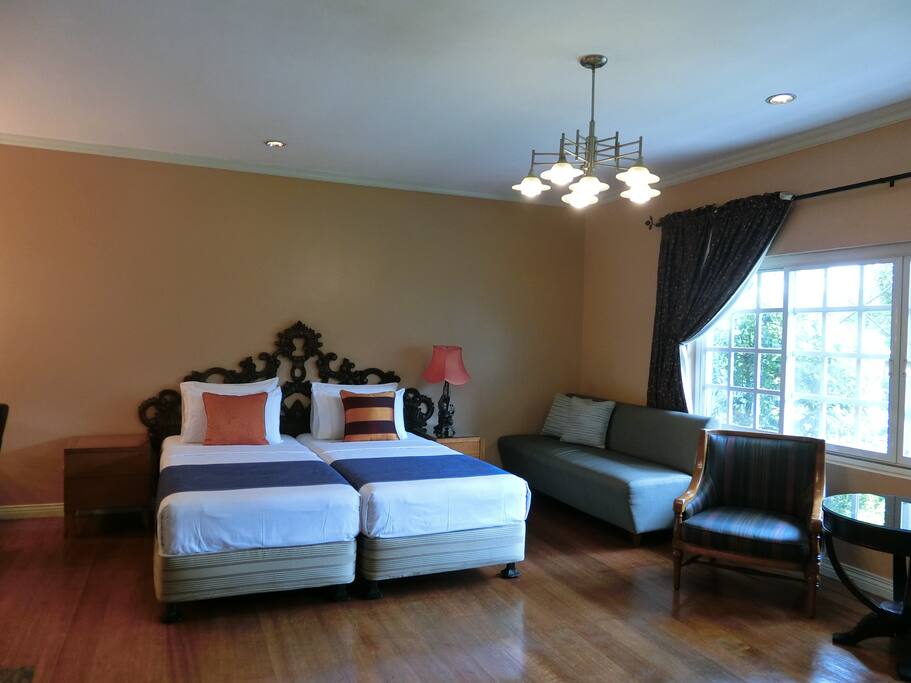 King size bed - can be converted to 2 twin beds