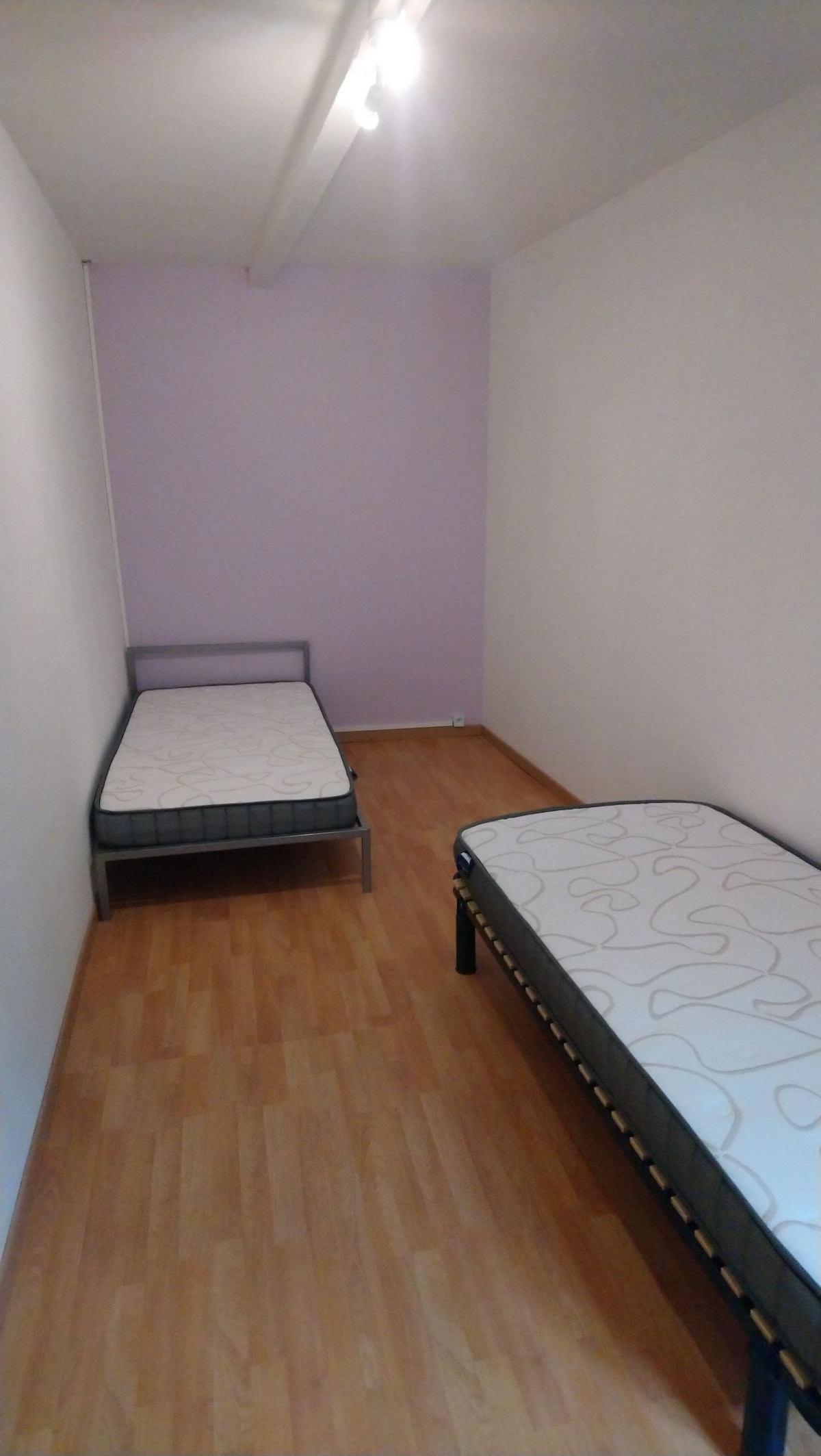 חדר שינה עם שתי מיטות