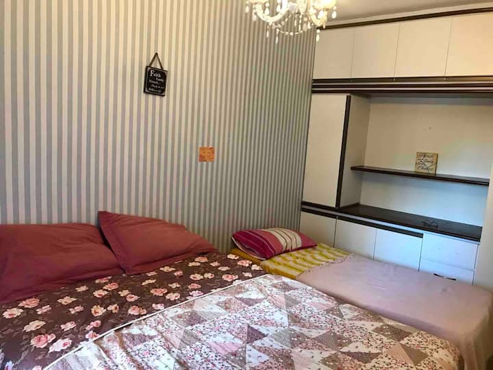 Dhoma e gjumit 2 me krevat dopio "queen" dhe krevat me një kuti ( me ajër të kondicionuar)