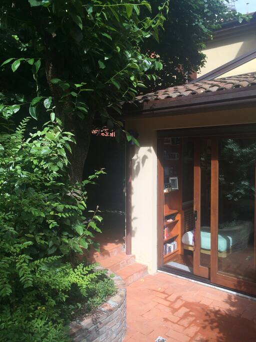 giardino interno che accede alla camera da letto singola