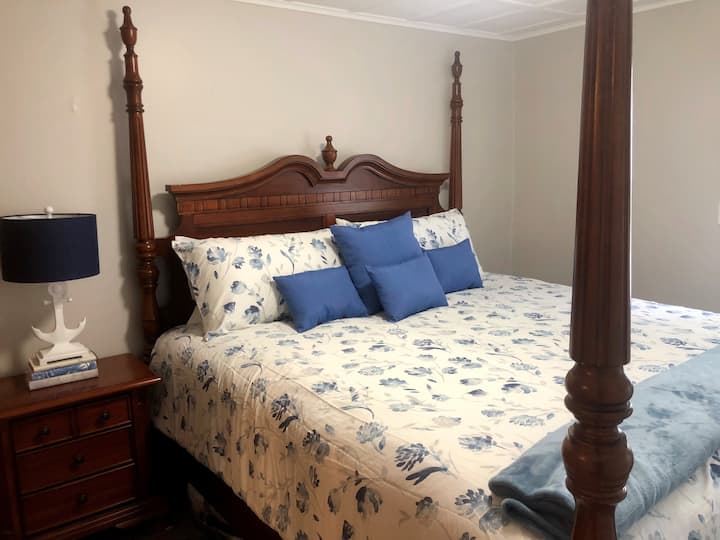 Cama tamaño king en el dormitorio #1