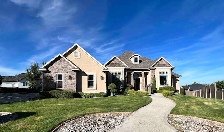 Beautiful 3000+ sq ft Private Basement w/Theater